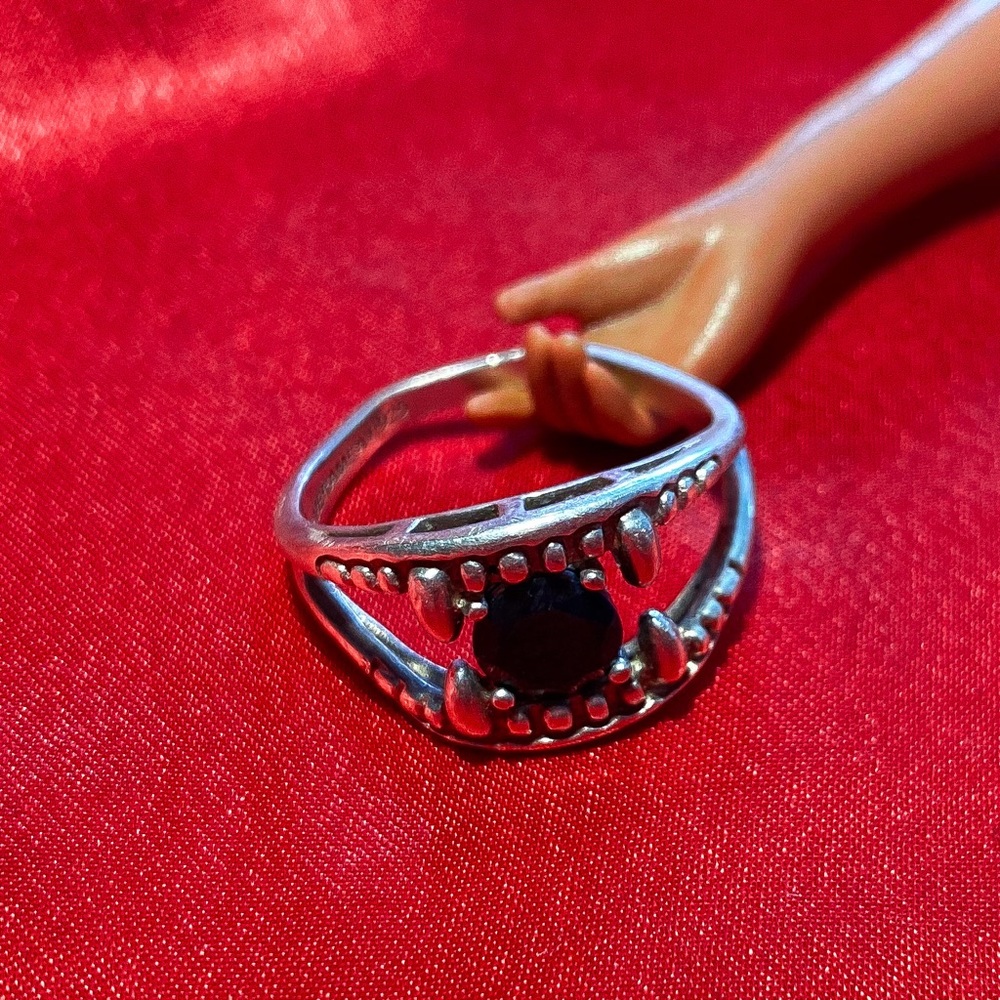 VERAMEAT 🧛🏻♀️ VAMPIRE BITE RING 🖤 - Picture 3 of 4
